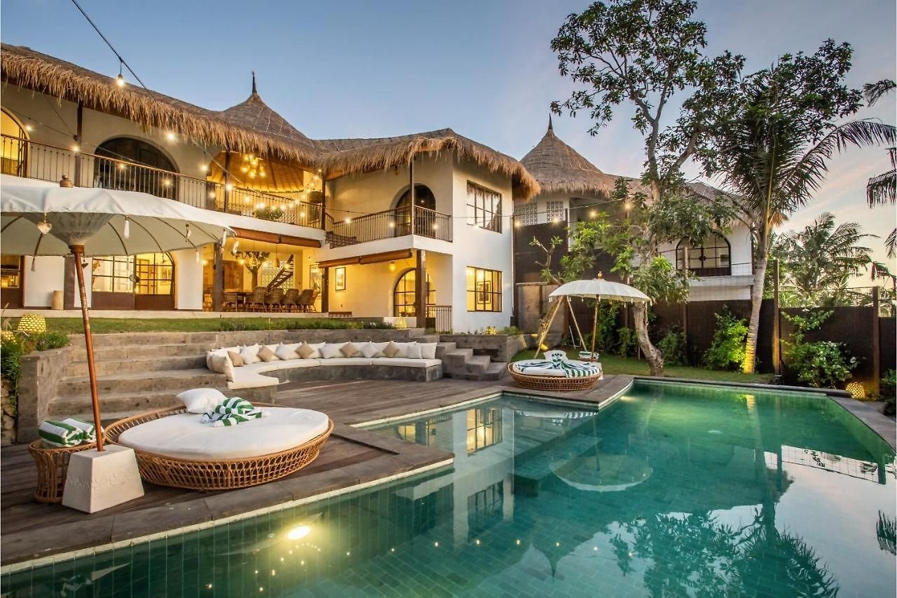 Forsale Leasehold  - 15 Bedroom Complex Villa in Canggu Prime Area with Stunning Ricefield Views