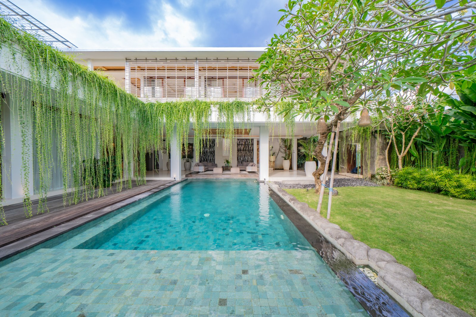 Prime Location: Spacious 5-Bedroom Villa in Umalas with Garden for Leasehold Sale